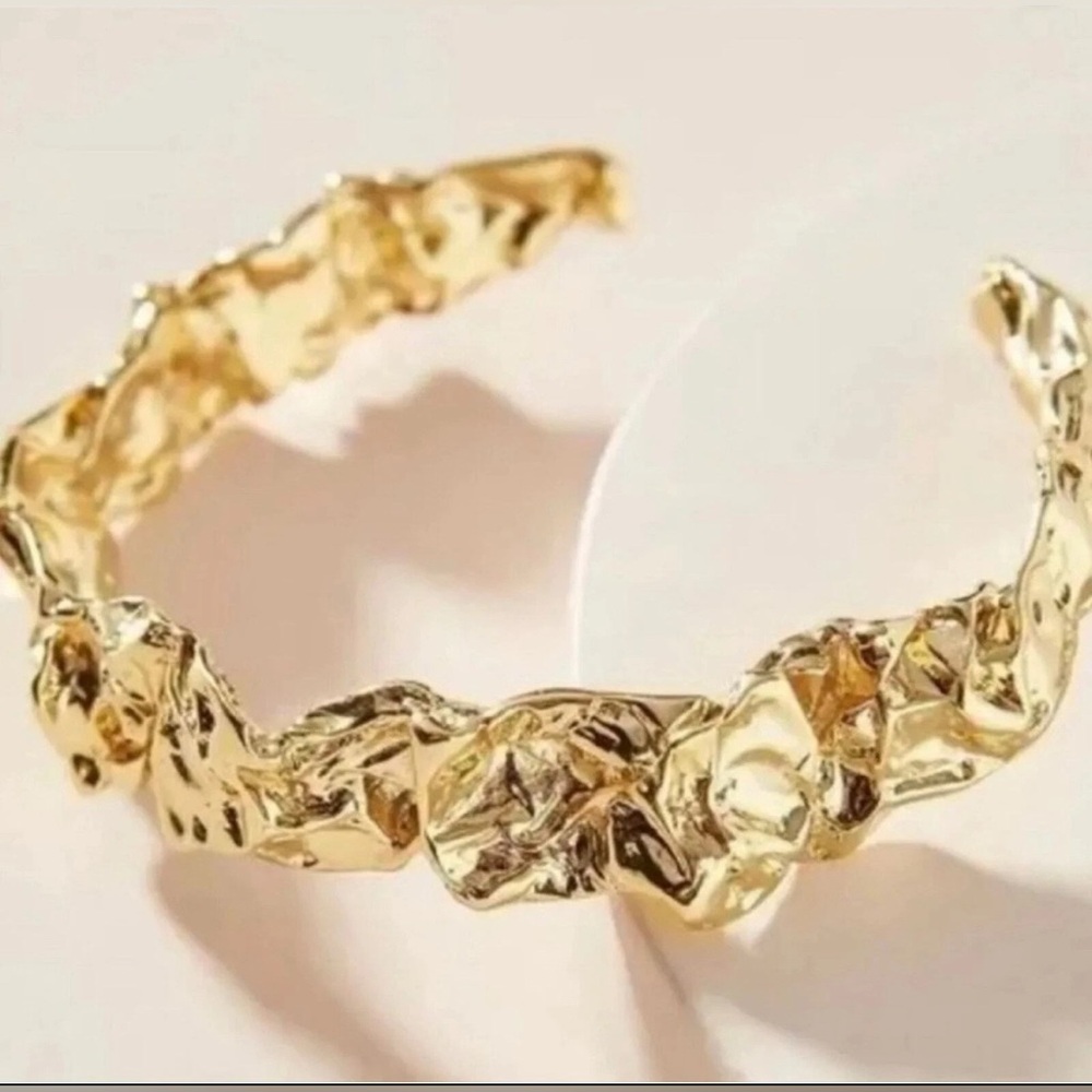 Amber Sceats NWT Gold Emery Cuff Crushed Design Bracelet w Pouch